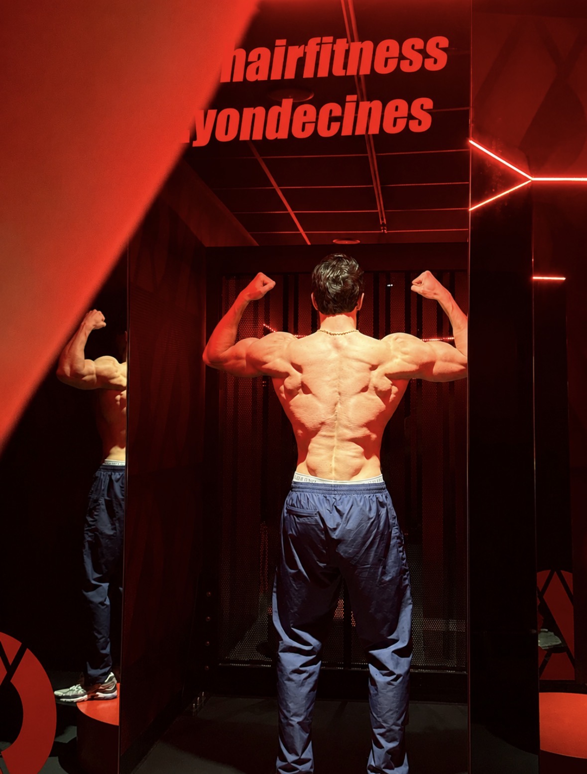 KD double biceps de dos, vestiaire