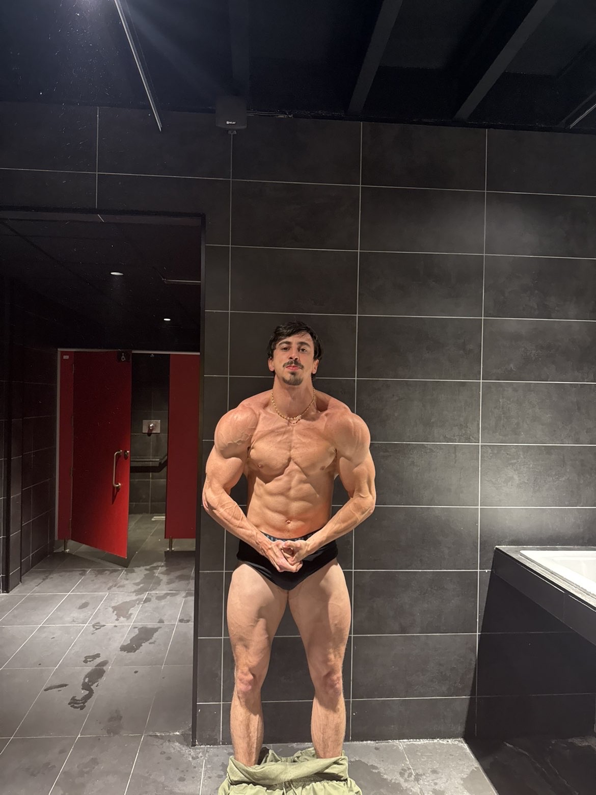 KD — Coach sportif, physique impressionnant en salle